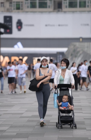 丰腴的紧身裤美女