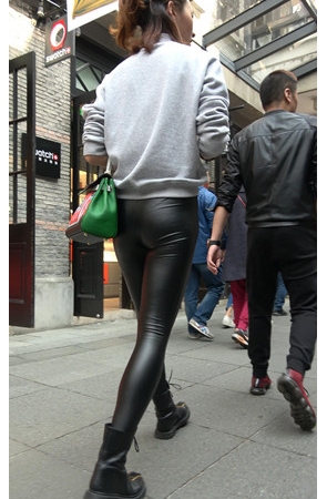 黑色紧身皮裤妹子