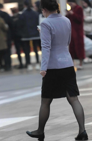 诱惑街拍黑丝OL