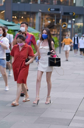 街拍蓝色口罩长腿女神