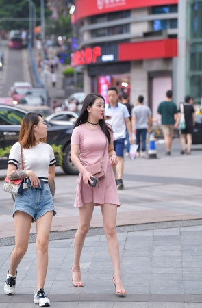 白嫩美腿小姐姐