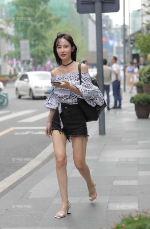 眉清目秀的热裤美眉