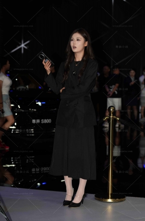 黑色长裙下的R丝袜，美女主播