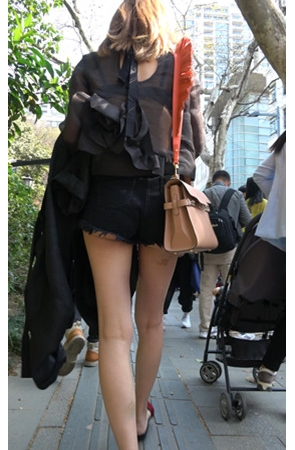 黑色热裤月牙妹子