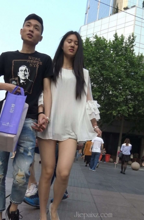 4K – 白色雪纺衫超短热裤街拍长腿美女 [2.08 GB/MP4]