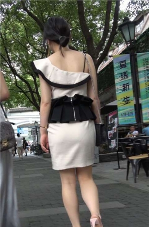 4K 性感身材米色吊带裙街拍高跟美女