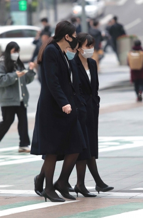 黑丝街拍高跟OL