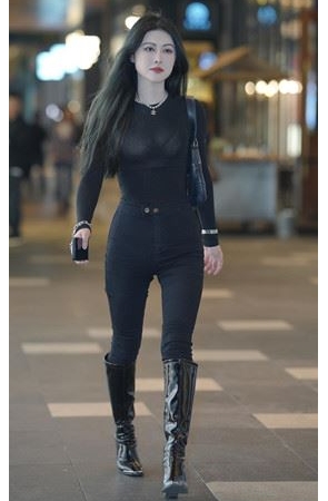 漂亮的黑衣牛仔高靴美女【套图+视频】
