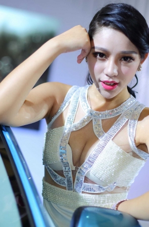 俏皮的白色短裙靓模