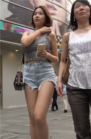 4K 高腰热裤吊带衫短发街拍美女