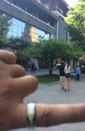 街拍大赛第三季—-牛仔短裤长腿少妇