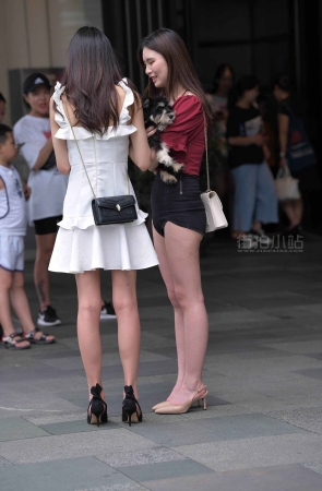 街拍大长腿米色高跟美女