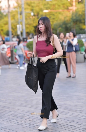 B98、傍晚邂逅紧身黑裤美女