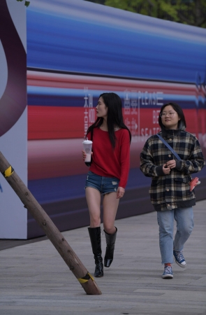 红衣黑靴热裤妹子