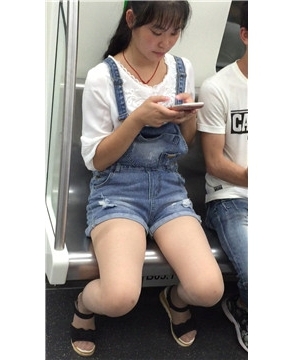 地铁偶遇吊带牛仔热裤文静小美女，还穿肉丝的哦。