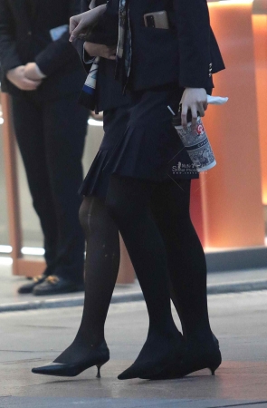 街拍黑丝高跟职业装