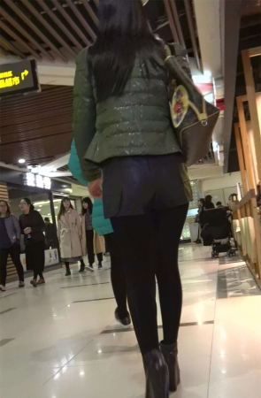 街拍丝袜长筒靴皮裤性感美女