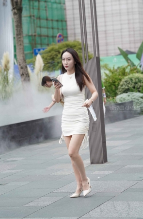 街拍包臀裙米色高跟鞋美女