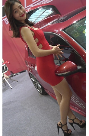 红色连体裙美女