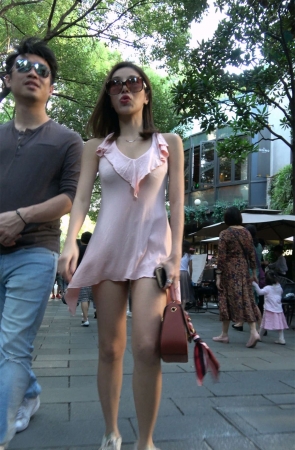 粉色裙气质美女