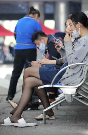 车展礼仪休息时街拍高跟换成拖鞋黑 丝热乎乎哇塞