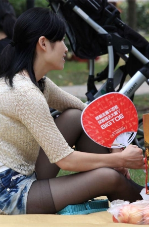 No600 清秀少妇牛仔短裤配长黑丝