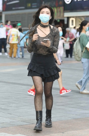 漂亮街拍黑丝妹子-13P