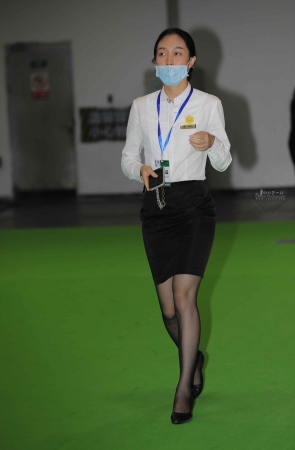 【街拍心灵】售楼顾问黑丝制服街拍美腿高跟哇塞