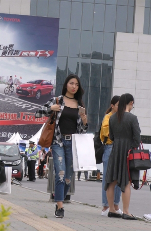 精致五官破洞蓝牛漂亮美女