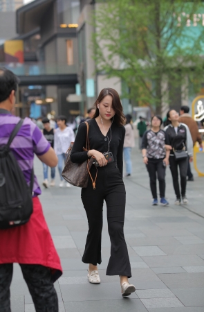 大美妞 这腰臀比堪称完美