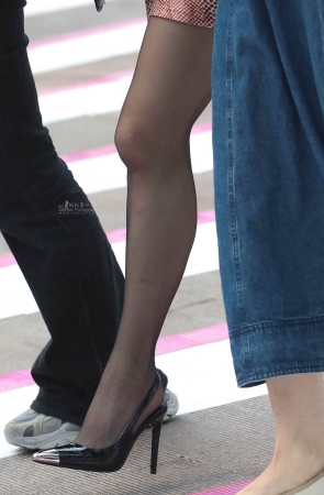 诱惑黑丝高跟街拍少妇-14P