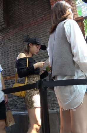 4k – 街拍豹纹裙美女 [2.98 GB/MP4]