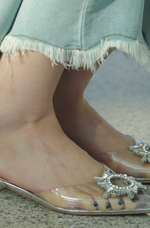 牛仔长腿气质美女