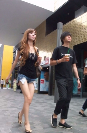 蜂腰翘臀牛仔热裤美女