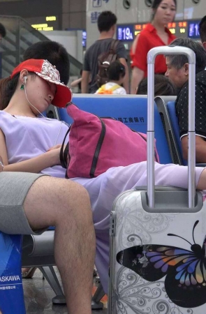 4K – 妹子是真睡还是假睡？ [544 MB/MP4]