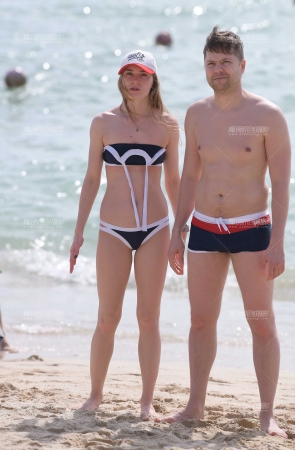 大长腿比基尼女友