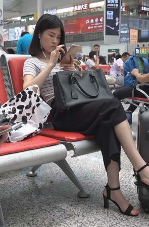 红色美甲街拍凉高跟美女