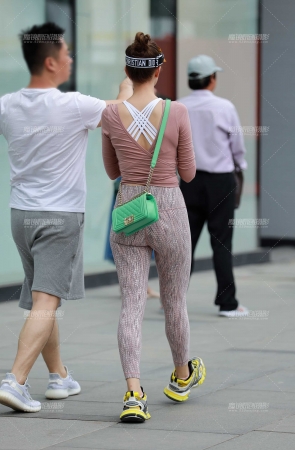 第1518篇体贴紧身美女