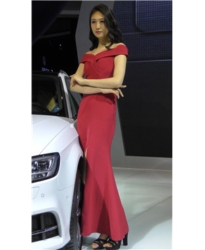 4k-精致五官红裙性感车展靓模