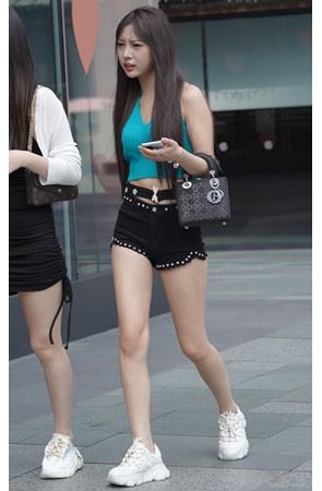 黑色热裤月牙长发美女【套图+视频】