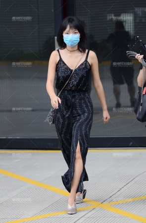 黑色吊带，包臀开叉裤