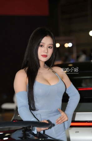 蓝裙巨无霸模特的另一个版本