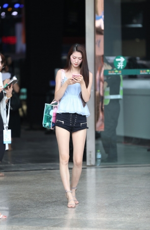 白皙漂亮长腿小姐姐