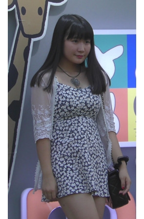 漂亮的花裙美女