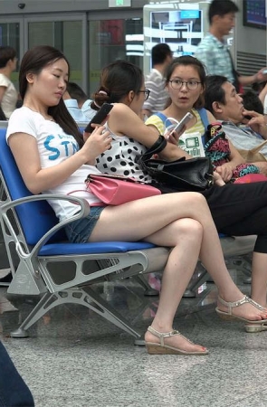 年轻姑娘的长腿玉足再加抖脚，你应该会喜欢