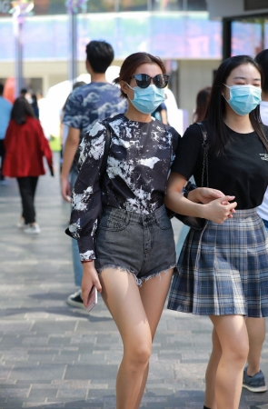 牛仔热裤YY小妹