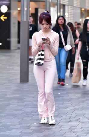 青春米白紧身裤美女