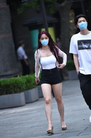 黑色热裤长发美女