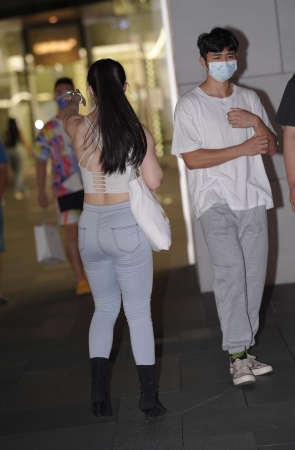 牛仔紧身裤小妹