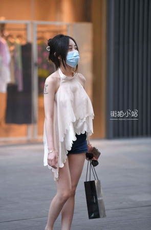 娇小玲珑的女孩